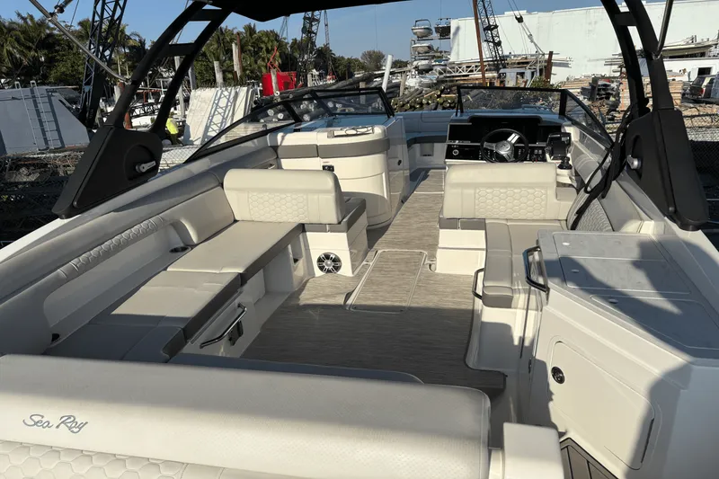 Slide: The Image of Sea Ray 290 SDX OB 2023 - 35