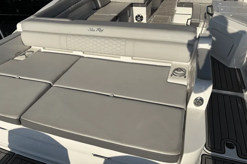 Slide: The Image of Sea Ray 290 SDX OB 2023 - 36