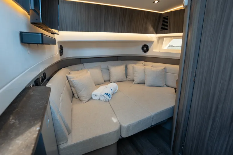 Slide: The Image of Sea Ray 400 SLX OB 2023 - 14