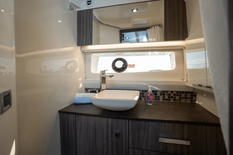 Slide: The Image of Sea Ray 400 SLX OB 2023 - 19