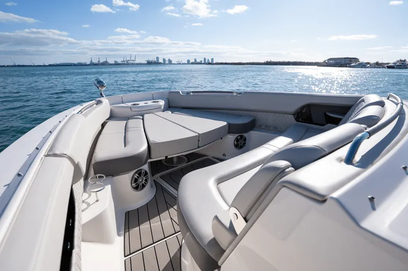Slide: The Image of Sea Ray 400 SLX OB 2023 - 21