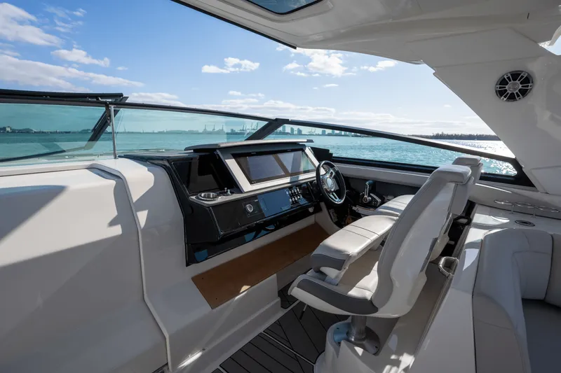 Slide: The Image of Sea Ray 400 SLX OB 2023 - 23