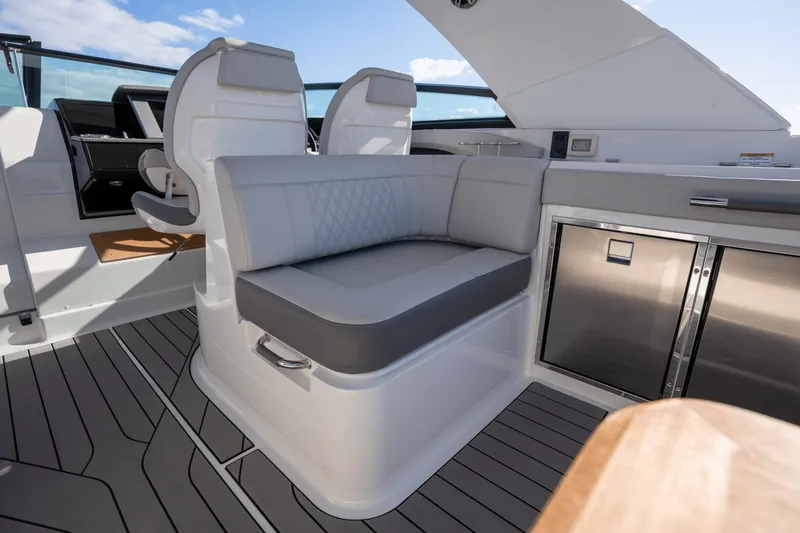 Slide: The Image of Sea Ray 400 SLX OB 2023 - 27