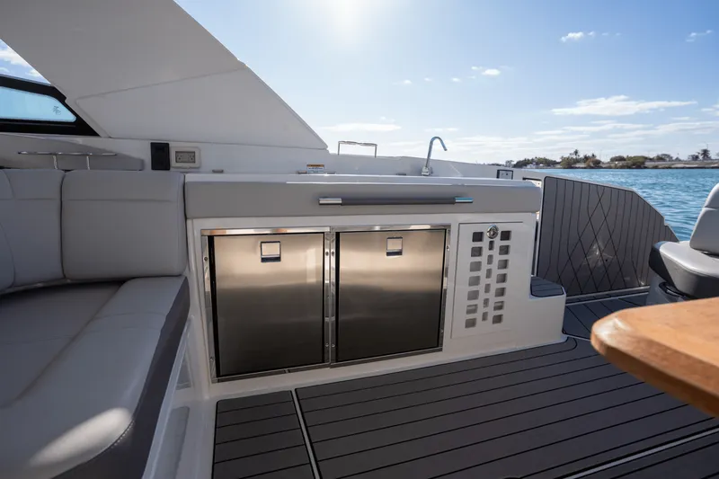 Slide: The Image of Sea Ray 400 SLX OB 2023 - 28