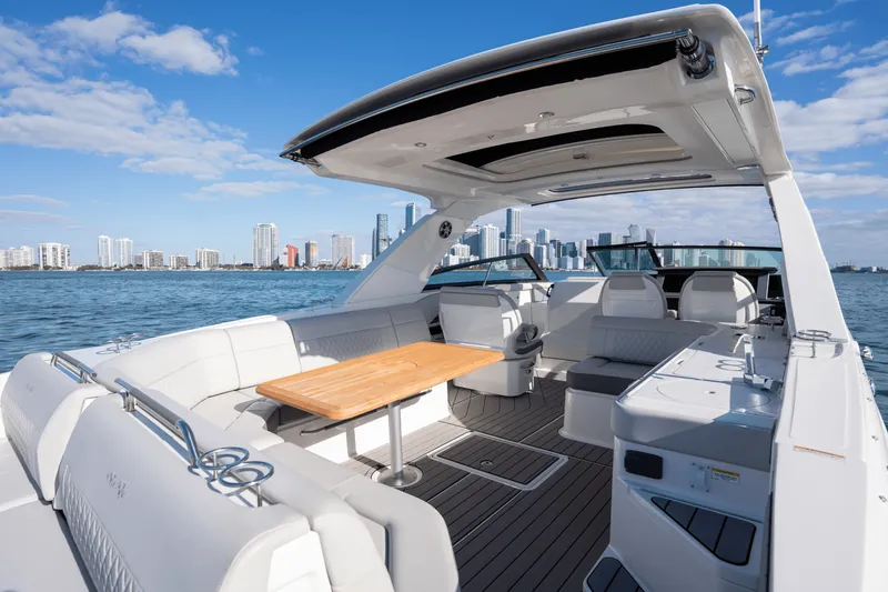 Slide: The Image of Sea Ray 400 SLX OB 2023 - 34