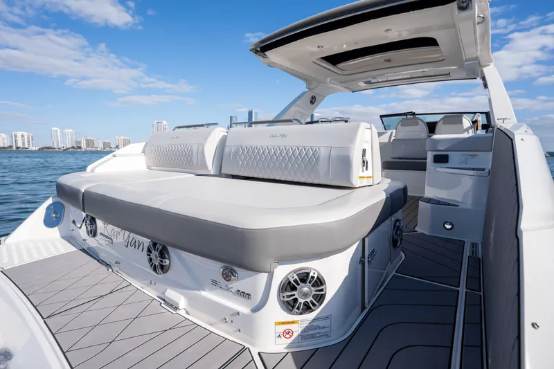 Slide: The Image of Sea Ray 400 SLX OB 2023 - 35