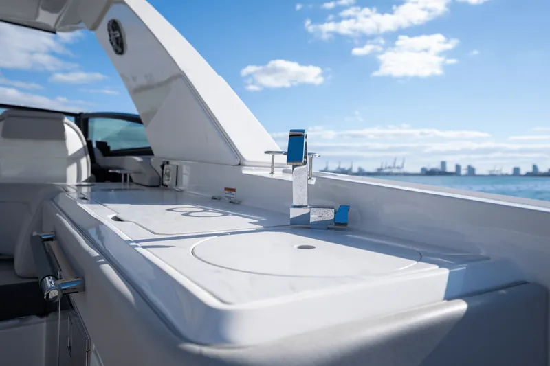 Slide: The Image of Sea Ray 400 SLX OB 2023 - 36