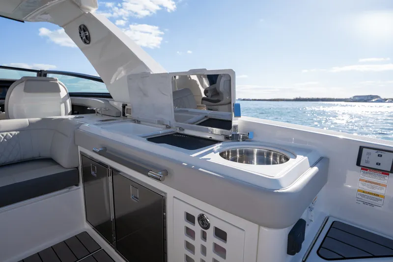 Slide: The Image of Sea Ray 400 SLX OB 2023 - 38