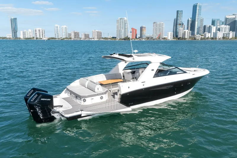 Slide: The Image of Sea Ray 400 SLX OB 2023 - 8