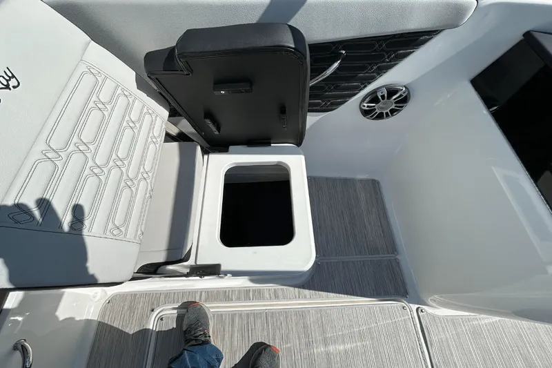 Slide: The Image of Sea Ray SPX 190 Outboard 2025 - 10