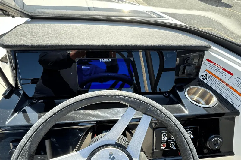 Slide: The Image of Sea Ray SPX 190 Outboard 2025 - 13