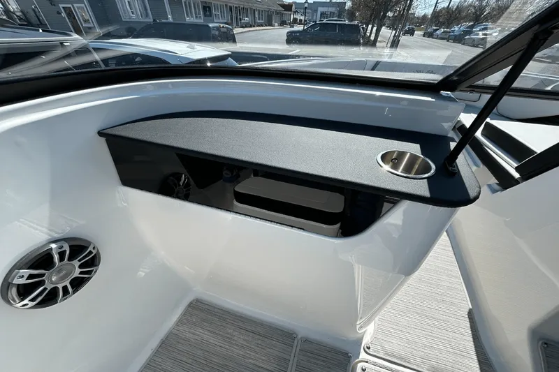 Slide: The Image of Sea Ray SPX 190 Outboard 2025 - 15