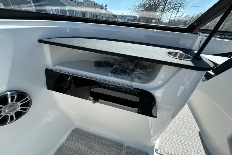 Slide: The Image of Sea Ray SPX 190 Outboard 2025 - 16