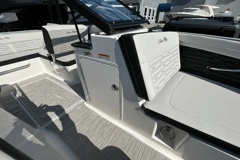 Slide: The Image of Sea Ray SPX 190 Outboard 2025 - 17