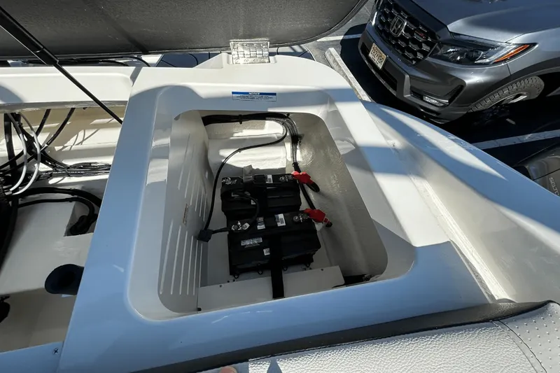 Slide: The Image of Sea Ray SPX 190 Outboard 2025 - 28