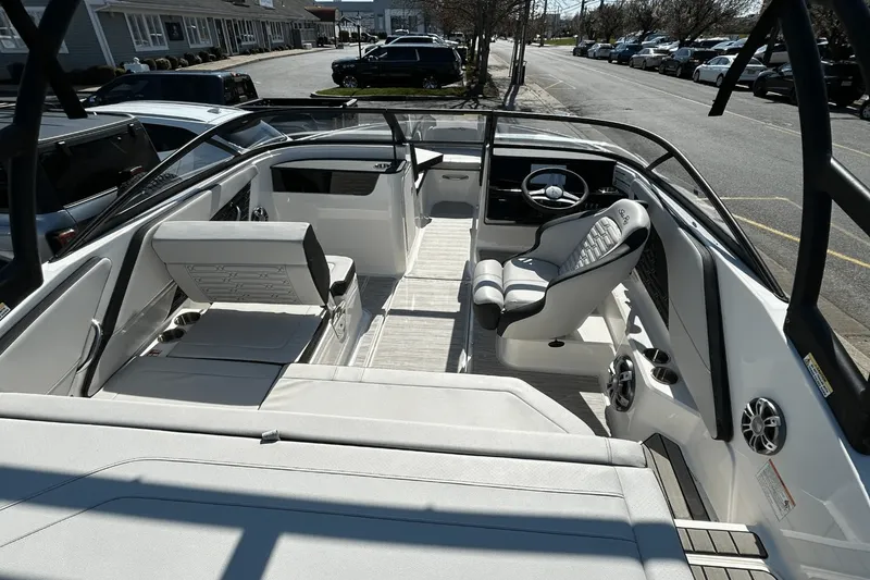 Slide: The Image of Sea Ray SPX 190 Outboard 2025 - 4