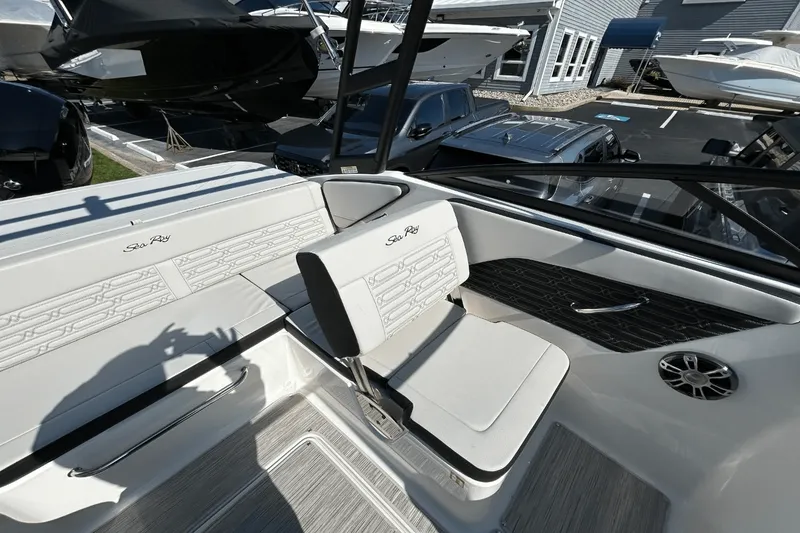 Slide: The Image of Sea Ray SPX 190 Outboard 2025 - 7