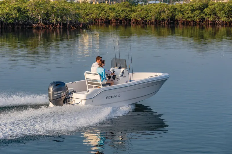 Slide: The Image of Robalo R160 2026 - 10