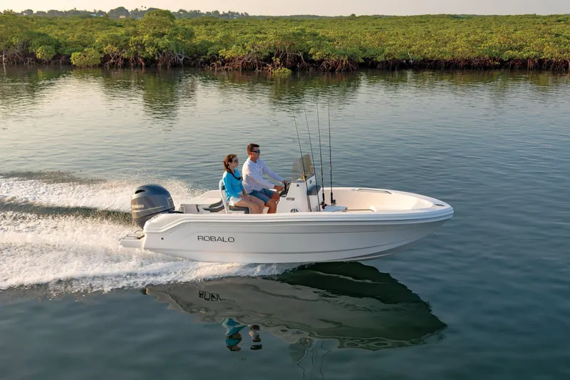 Slide: The Image of Robalo R160 2026 - 11