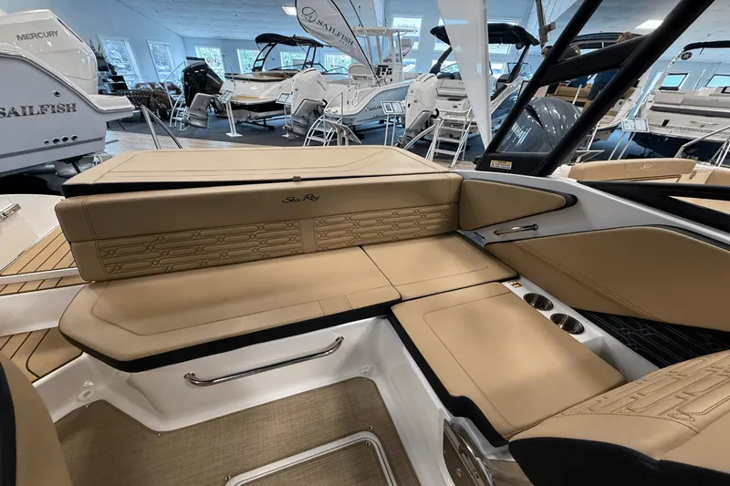 Slide: The Image of Sea Ray SPX 190 2025 - 11