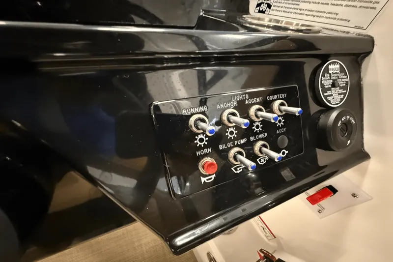 Slide: The Image of Sea Ray SPX 190 2025 - 16