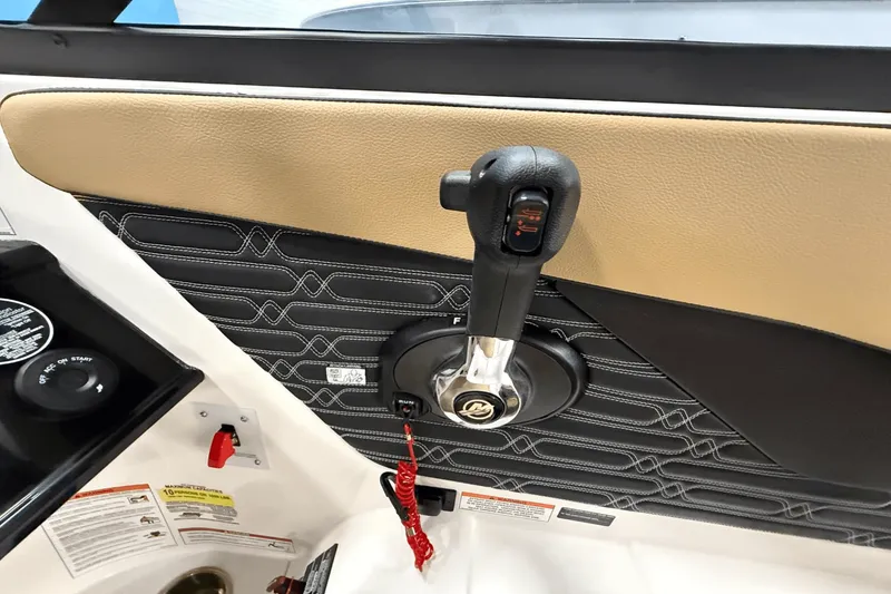 Slide: The Image of Sea Ray SPX 190 2025 - 18