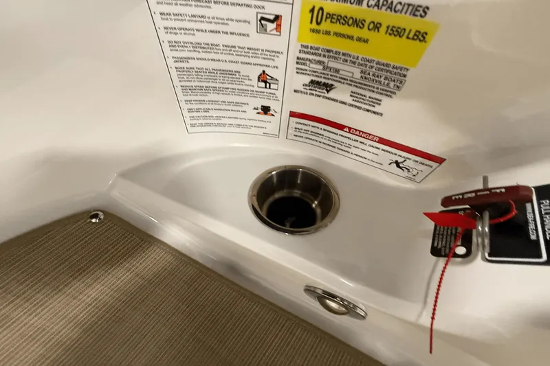 Slide: The Image of Sea Ray SPX 190 2025 - 19