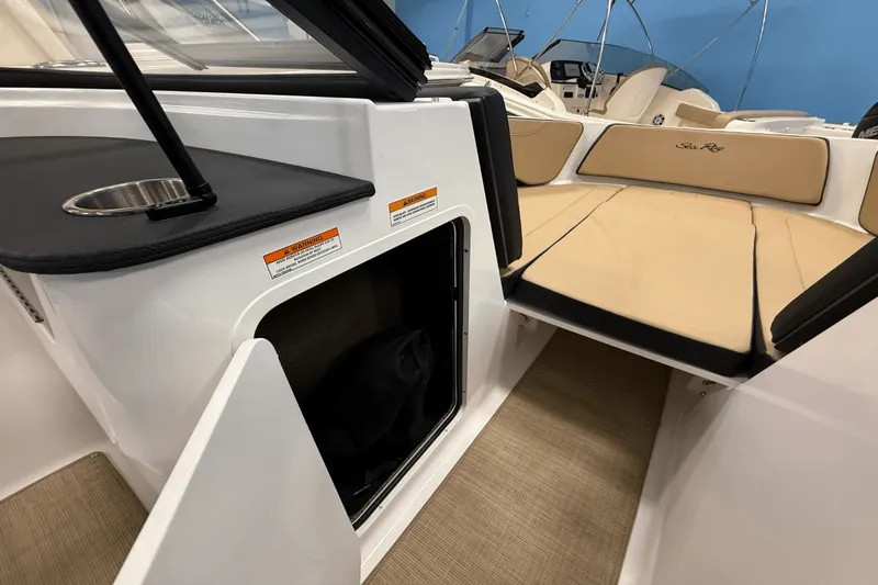 Slide: The Image of Sea Ray SPX 190 2025 - 23