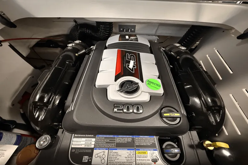 Slide: The Image of Sea Ray SPX 190 2025 - 29