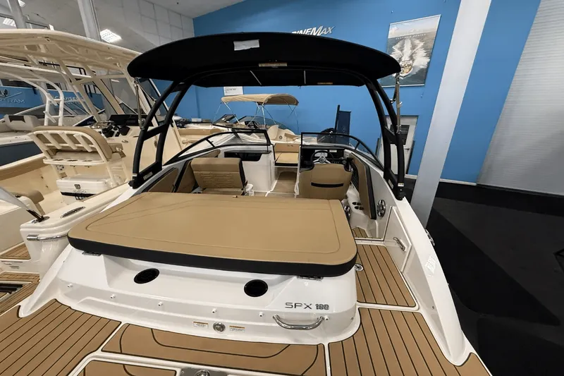 Slide: The Image of Sea Ray SPX 190 2025 - 9