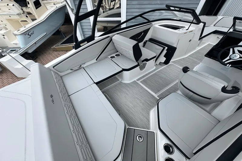 Slide: The Image of Sea Ray SPX 210 Outboard 2025 - 10