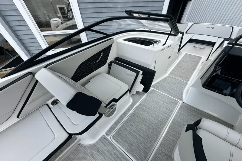 Slide: The Image of Sea Ray SPX 210 Outboard 2025 - 12