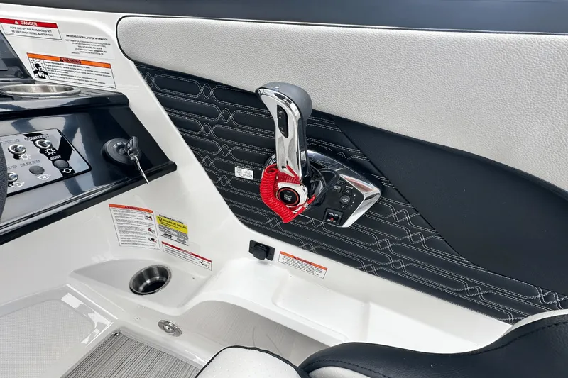 Slide: The Image of Sea Ray SPX 210 Outboard 2025 - 15