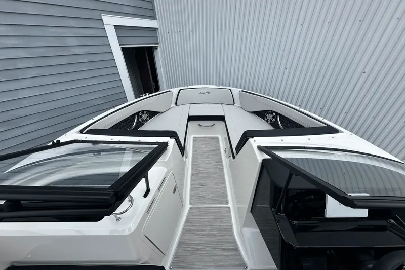 Slide: The Image of Sea Ray SPX 210 Outboard 2025 - 17