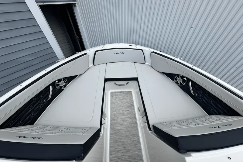 Slide: The Image of Sea Ray SPX 210 Outboard 2025 - 18