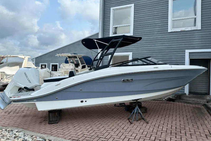 Slide: The Image of Sea Ray SPX 210 Outboard 2025 - 2