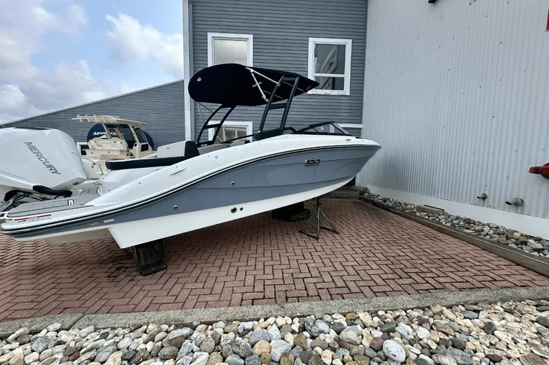 Slide: The Image of Sea Ray SPX 210 Outboard 2025 - 3