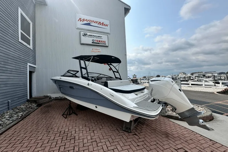 Slide: The Image of Sea Ray SPX 210 Outboard 2025 - 6