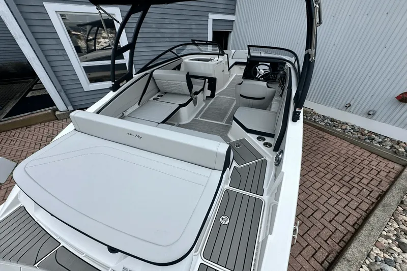 Slide: The Image of Sea Ray SPX 210 Outboard 2025 - 8
