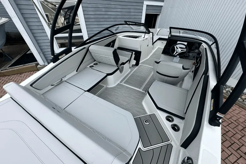 Slide: The Image of Sea Ray SPX 210 Outboard 2025 - 9