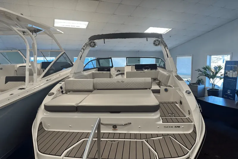 Slide: The Image of Sea Ray SDX 270 2025 - 11