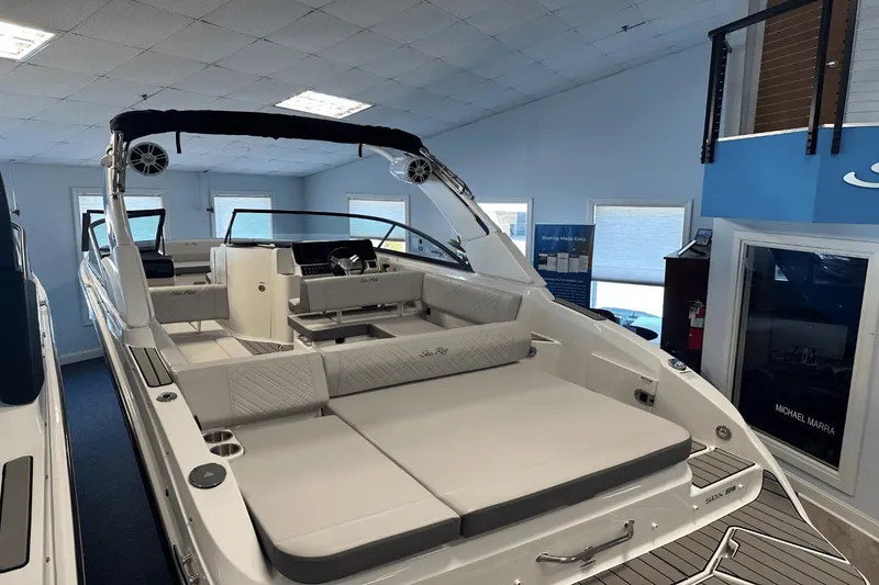 Slide: The Image of Sea Ray SDX 270 2025 - 12