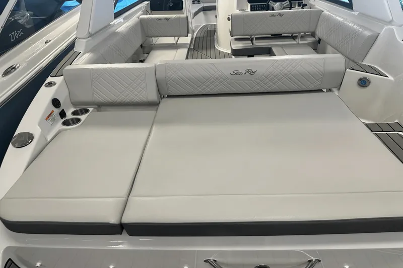 Slide: The Image of Sea Ray SDX 270 2025 - 13