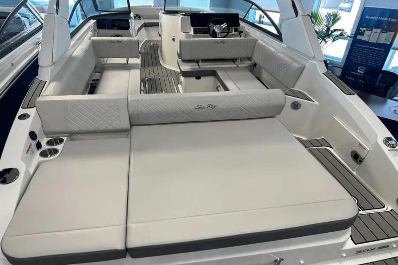 Slide: The Image of Sea Ray SDX 270 2025 - 14