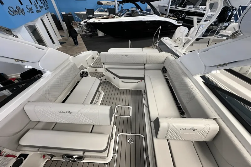 Slide: The Image of Sea Ray SDX 270 2025 - 17