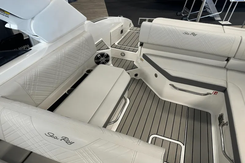 Slide: The Image of Sea Ray SDX 270 2025 - 18