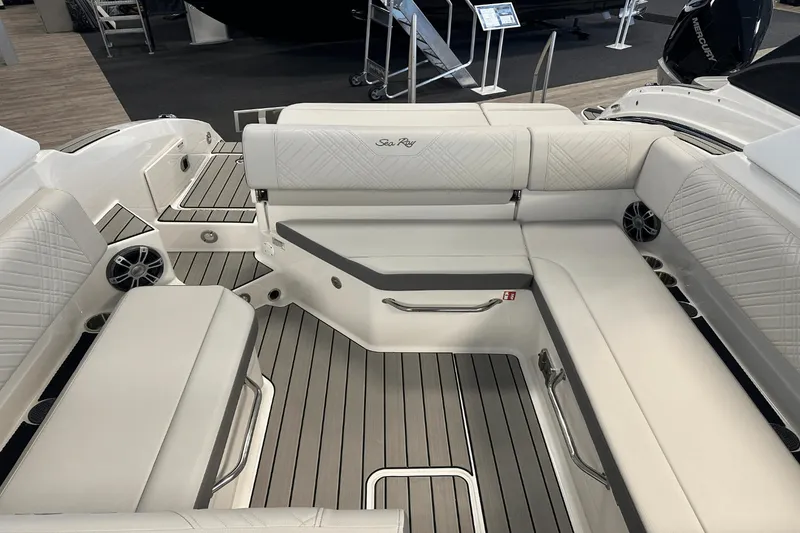 Slide: The Image of Sea Ray SDX 270 2025 - 19