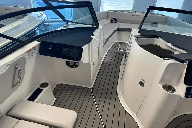 Slide: The Image of Sea Ray SDX 270 2025 - 22