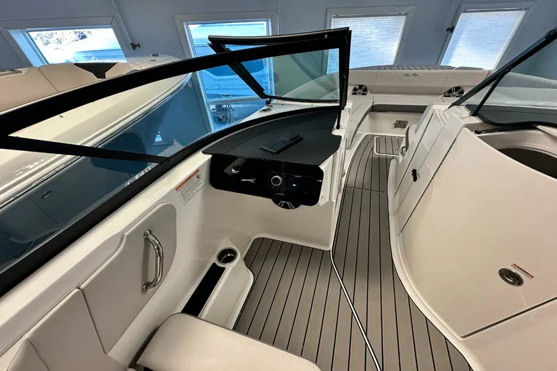 Slide: The Image of Sea Ray SDX 270 2025 - 23