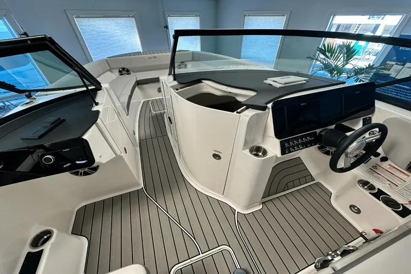 Slide: The Image of Sea Ray SDX 270 2025 - 24